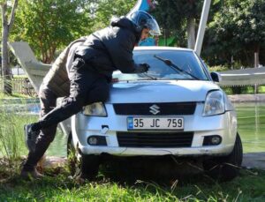 Antalya’da otomobil süs havuzuna uçtu: Çekici çaresiz kalınca yöntemi vatandaş buldu