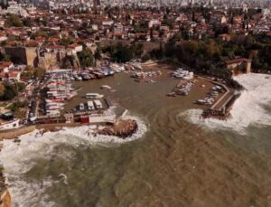 Antalya’da 1’i tur, 3 teknenin battığı liman havadan görüntülendi