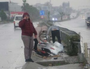 Bariyerlere çarparak hurdaya dönen araçtan burnu bile kanamadan çıktı