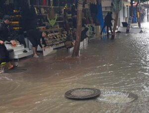 Alanya’da rögarlar taştı, çarşı merkezini su bastı