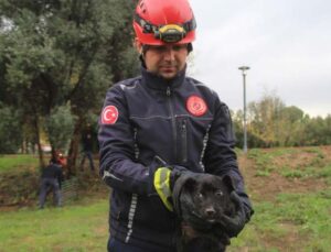 İtfaiye erinden su borusundaki köpeğe kahramanca kurtarış