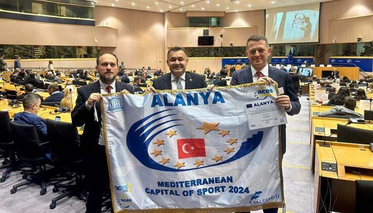 Kaymakam Ürkmezer ve Başkan Yücel, 2024 Akdeniz Spor Başkenti Ödülü’nü teslim aldılar