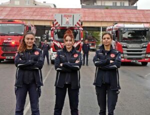 İtfaiyenin yükünü onlar çekiyor, trafikte görenler hem şaşırıyor hem alkışlıyor