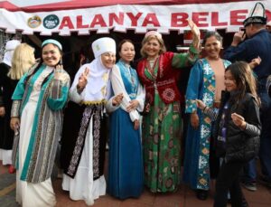 13. Alanya Uluslararası Yeni Yıl Pazarı renkli görüntülere sahne oldu