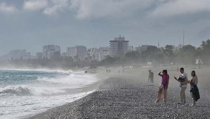 Antalya havasıyla şaşırtmaya devam ediyor: Öğlene kadar kış, sonrasında yaz