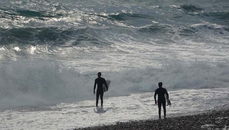 Sağanak ve fırtına alarmı verilen Antalya’da deniz sörfçülere kaldı