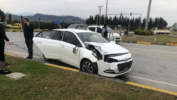 Manavgat’ta kamyonetle otomobil çarpıştı: 4 yaralı