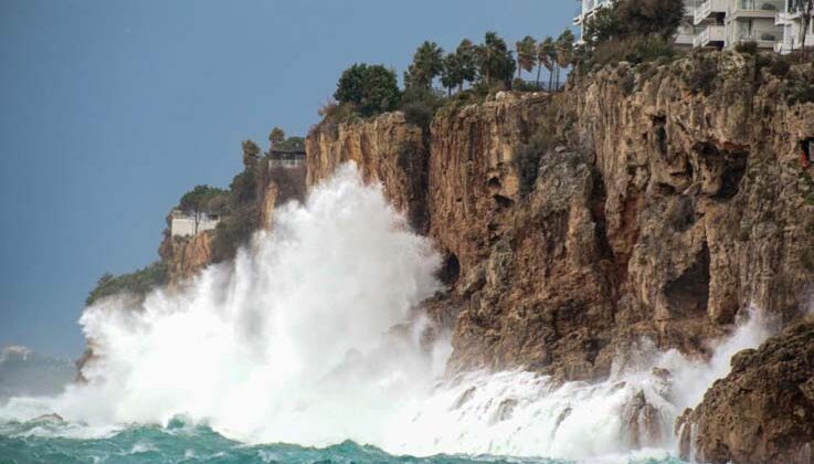 ‘Turuncu’ kod verilen Antalya’da falezlere çarpan dev dalgalar 30 metre havaya yükseldi