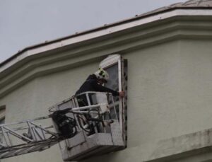 Fırtınanın yerinden söktüğü cami penceresini itfaiye ekipleri aldı