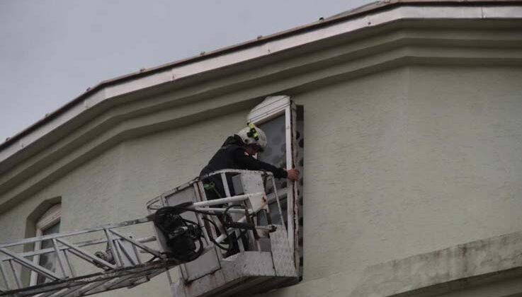 Fırtınanın yerinden söktüğü cami penceresini itfaiye ekipleri aldı