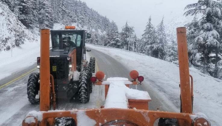 Antalya-Konya karayolunda kar kalınlığı 25 santime ulaştı