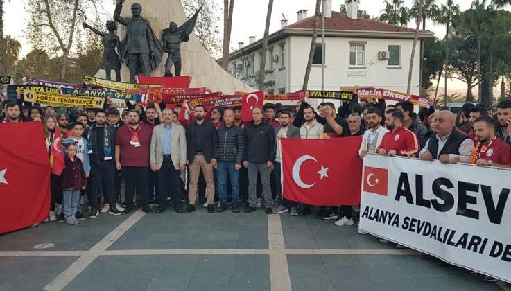 Antalya’da vatandaşlar terörü protesto etti