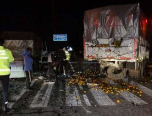 Kırmızı ışıkta duran mandalina yüklü kamyona tır çarptı, kara yolu mandalina bahçesine döndü