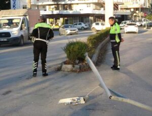 Sürücü hapşırınca kontrolden çıkan midibüs elektrik direğine çarptı