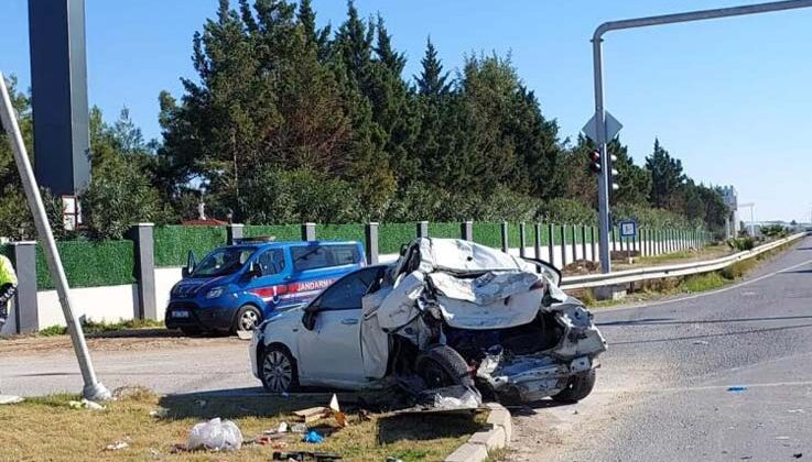 Kamyon, kırmızı ışıkta duran otomobile çarptı:2 yaralı