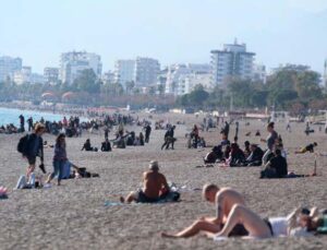 Antalya’da dünyaca ünlü sahilde yılın son yoğunluğu