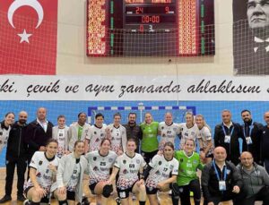 Konyaaltı Belediye Spor Kulübü Kadın Hentbol Takımı dolu dizgin