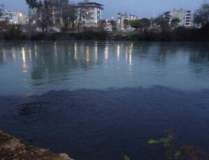 Manavgat Irmağı siyaha büründü