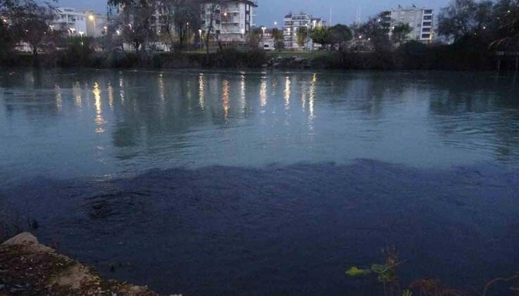 Manavgat Irmağı siyaha büründü