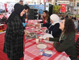 Domates temalı yemek yarışmasında birincilik için hünerlerini sergilediler