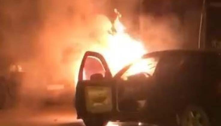 Otomobil alev alev yandı, o hem kaydetti hem de uyarılarda bulundu