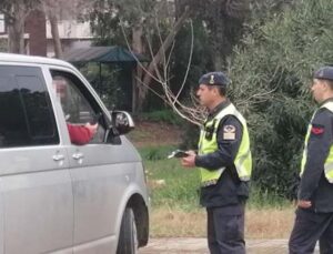 Jandarma alkometreyi üfletmek için yarım saat dil döktü, üfleyince cezayı yedi