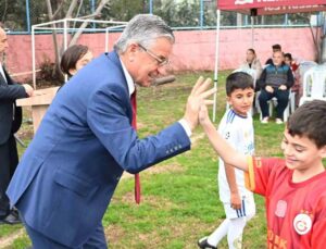 Kemer Belediyesi Futbol Okulu’nda formalar dağıtıldı