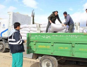 Elmalı’da 7 üreticiye 210 çuval yem desteği sağlandı