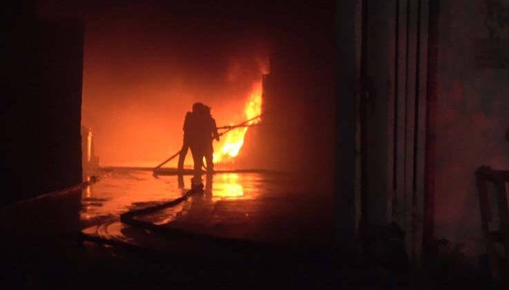 Antalya’da plastik kasa üretimi yapılan fabrikadaki yangın söndürüldü