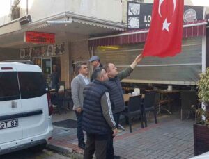 Türk bayrağını bıçakla kesen şahıs, önce güvenlik kameralarına sonra polise yakalandı