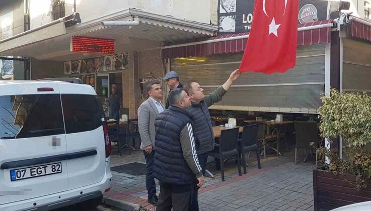 Türk bayrağını bıçakla kesen şahıs, önce güvenlik kameralarına sonra polise yakalandı