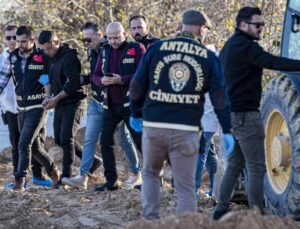 Arkadaşını olay yerinde, baldızını ise evinde öldürüp battaniyeye sarılı taşımış