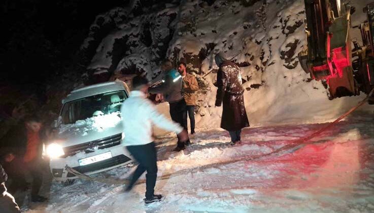 Antalya’da karda mahsur kalan 15 araç ve 20 vatandaş kurtarıldı