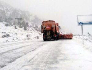 Antalya-Konya Karayolu kar sebebiyle bekletilen tırların geçişine açıldı