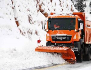 Antalya-Konya kara yolunda ekiplerin yolu açık tutma çabası