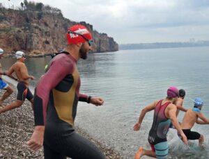 Triatloncular deniz kirliliğine ‘dur’ demek için denize girdiler