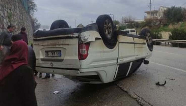 Antalya’da yağışlı hava kazayı beraberinde getirdi, kamyonet devrildi