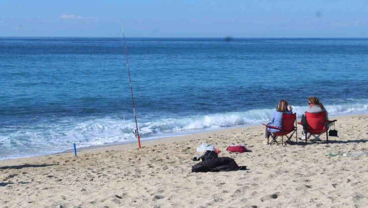 Eksi 20’den artı 20 dereceye gelen turistler Alanya’da denizden çıkmadı