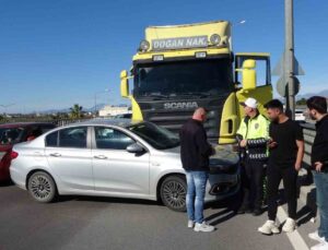 Tır çarptığı otomobili önünde sürükledi, şans eseri kimse yaralanmadı