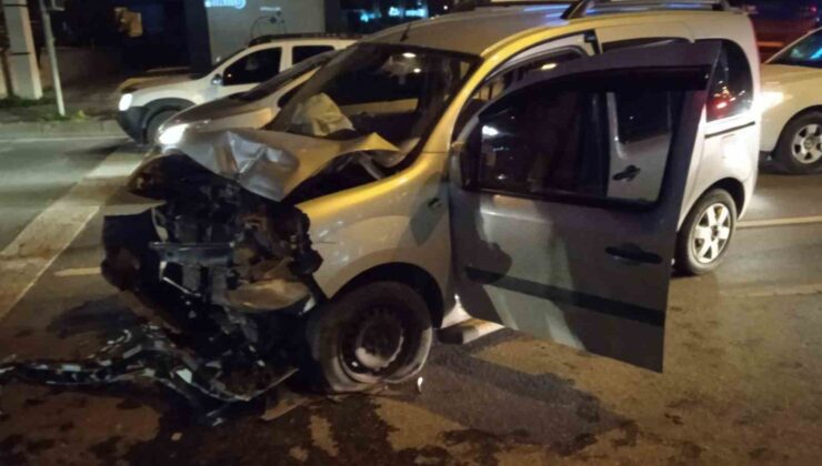 Trafik ışıklarında araçları hurdaya çeviren kazada yaralanan olmadı