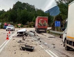 Tırla çarpışan Tofaş ortadan ikiye ayrıldı: 1’i ağır 2 yaralı