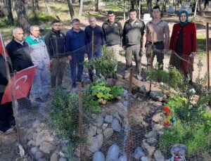 Depremde enkaz altında kalarak hayatını kaybeden şube müdürü ve kızı mezarı başında anıldı