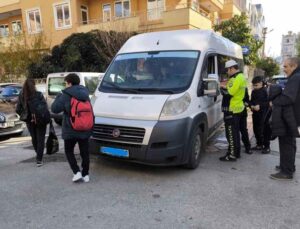 Polis ekiplerinden okul servis araçları ve çevrelerinde denetim