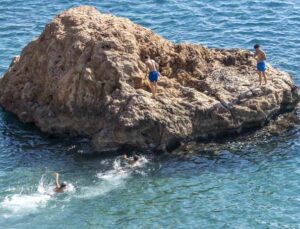Antalya’da sıcaklık 20 dereceye ulaştı, çok sayıda kişi Akdeniz’in mavi sularında kulaç attı