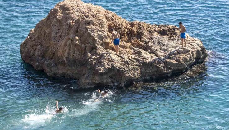 Antalya’da sıcaklık 20 dereceye ulaştı, çok sayıda kişi Akdeniz’in mavi sularında kulaç attı