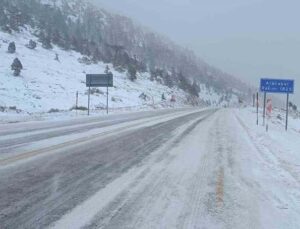 Alacabel’de gece başlayan kar yağışı sonrası ekipler seferber oldu