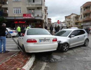 Otomobiller kavşakta çarpıştı: 1 yaralı