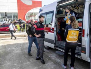 Antalya’da ikinci el otomobil bayisindeki yangın korkuttu: 3 kişi dumandan etkilendi