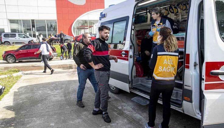 Antalya’da ikinci el otomobil bayisindeki yangın korkuttu: 3 kişi dumandan etkilendi