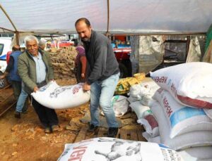 Büyükşehir 2 bin 403 personelle afetzedelere yardım ediyor